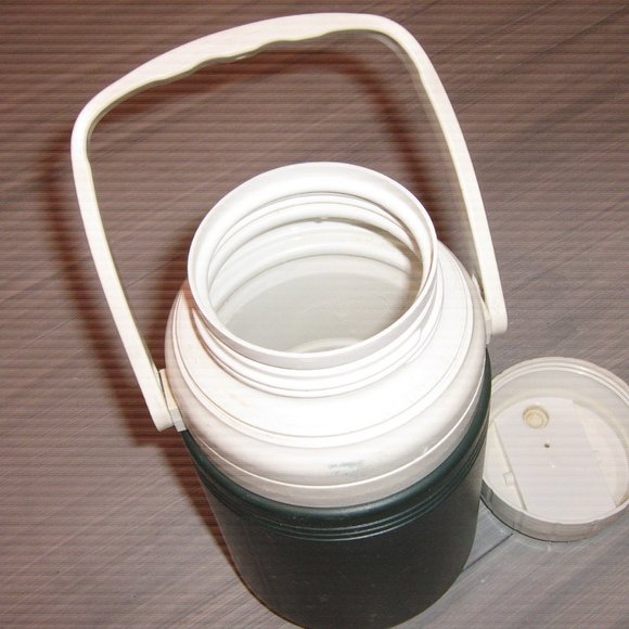 Coleman Cooler Model No. 5542 3.5 Quart - Picture 2 of 3